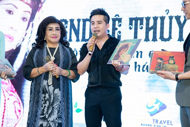 Hương Lan và Lệ Thủy 'đụng nhau' hồi ký kỹ thuật số Huong Lan va Le Thuy 'dung nhau' hoi ky ky thuat so