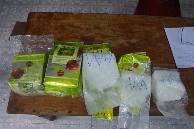 Lại phát hiện các gói hàng, nghi ma túy đá, trôi dạt trên biển Thừa Thiên - Huế Lai phat hien cac goi hang, nghi ma tuy da, troi dat tren bien Thua Thien - Hue