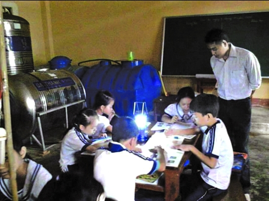 Người thầy mang bệnh 'máu chảy mãi' và giấc mơ dạy chữ cho trẻ ở đảo nghèo Nguoi thay mang benh 'mau chay mai' va giac mo day chu cho tre o dao ngheo
