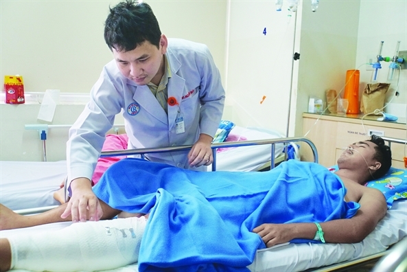 Người thầy mang bệnh 'máu chảy mãi' và giấc mơ dạy chữ cho trẻ ở đảo nghèo Nguoi thay mang benh 'mau chay mai' va giac mo day chu cho tre o dao ngheo