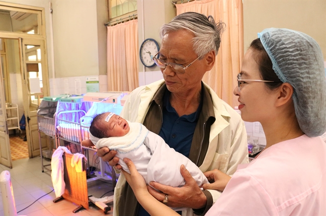 Con duy nhất qua đời, cặp vợ chồng già liều lĩnh sinh con trai ở tuổi mãn kinh Con duy nhat qua doi, cap vo chong gia lieu linh sinh con trai o tuoi man kinh