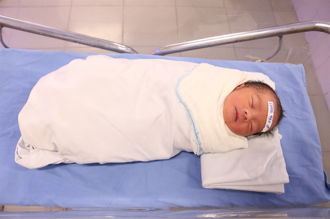 Con duy nhất qua đời, cặp vợ chồng già liều lĩnh sinh con trai ở tuổi mãn kinh Con duy nhat qua doi, cap vo chong gia lieu linh sinh con trai o tuoi man kinh