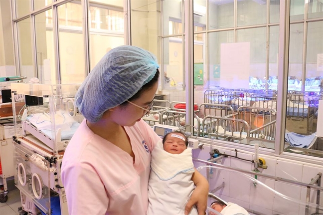 Con duy nhất qua đời, cặp vợ chồng già liều lĩnh sinh con trai ở tuổi mãn kinh Con duy nhat qua doi, cap vo chong gia lieu linh sinh con trai o tuoi man kinh