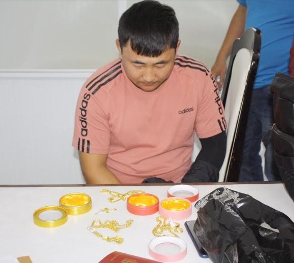 Bắt 2 người Mông Cổ trộm cắp hàng loạt tài sản của du khách Bat 2 nguoi Mong Co trom cap hang loat tai san cua du khach