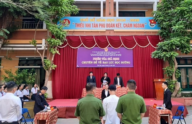 Trấn lột tiền của bạn, bị phạt án tù treo 36 tháng Tran lot tien cua ban, bi phat an tu treo 36 thang