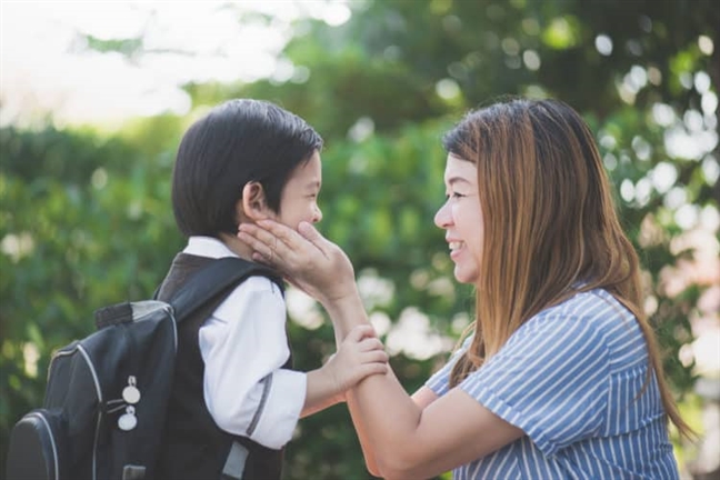 Mẹ cứ làm lố hoài, mẹ không biết quê sao? Me cu lam lo hoai, me khong biet que sao?