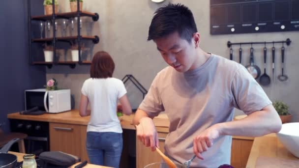 Chồng ức chế vì tụt hậu so với vợ Chong uc che vi tut hau so voi vo
