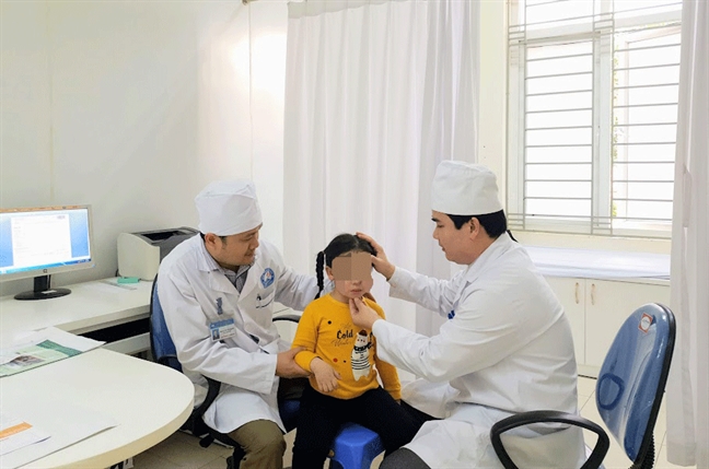 Tạo hình mũi thành công cho bé gái 5 tuổi sau khi bị người nhà vứt vào thùng rác Tao hinh mui thanh cong cho be gai 5 tuoi sau khi bi nguoi nha vut vao thung rac