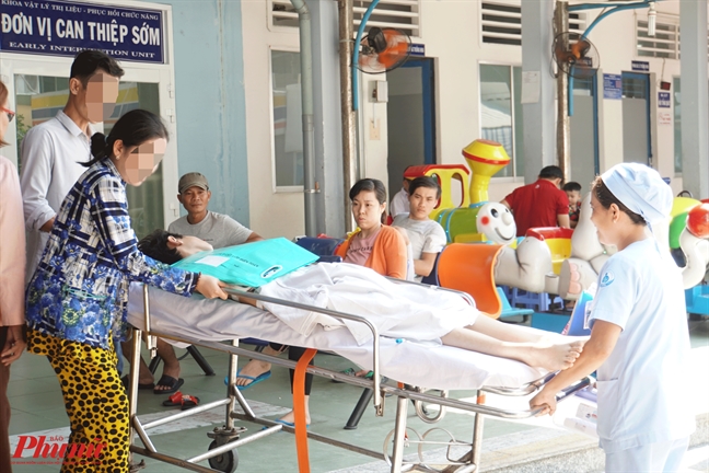 Học sinh tập thể dục, đơn giản sao dễ bị nạn? Hoc sinh tap the duc, don gian sao de bi nan?