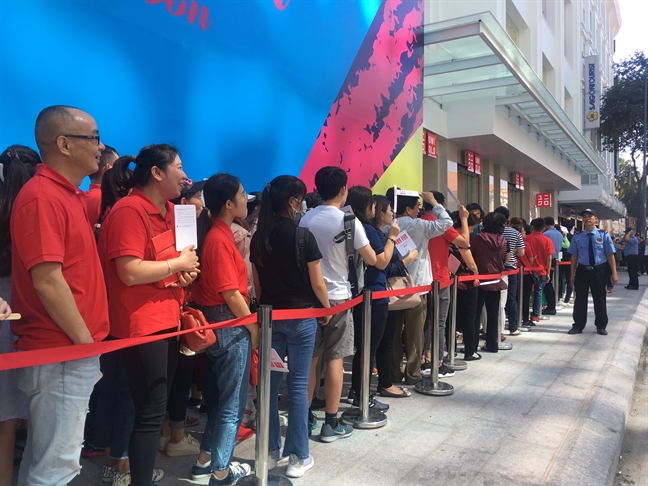 Để cả ngàn người Sài Gòn xếp hàng ngày khai trương, hãng thời trang Nhật làm điều bất ngờ De ca ngan nguoi Sai Gon xep hang ngay khai truong, hang thoi trang Nhat lam dieu bat ngo