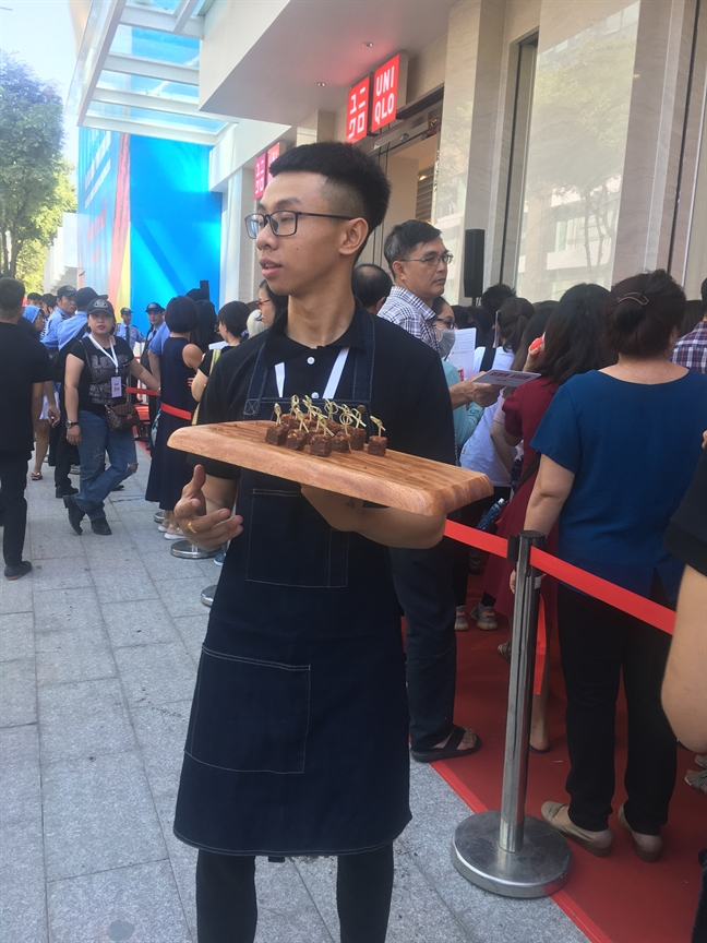 Để cả ngàn người Sài Gòn xếp hàng ngày khai trương, hãng thời trang Nhật làm điều bất ngờ De ca ngan nguoi Sai Gon xep hang ngay khai truong, hang thoi trang Nhat lam dieu bat ngo