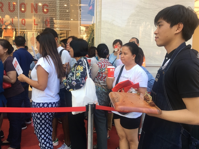 Để cả ngàn người Sài Gòn xếp hàng ngày khai trương, hãng thời trang Nhật làm điều bất ngờ De ca ngan nguoi Sai Gon xep hang ngay khai truong, hang thoi trang Nhat lam dieu bat ngo