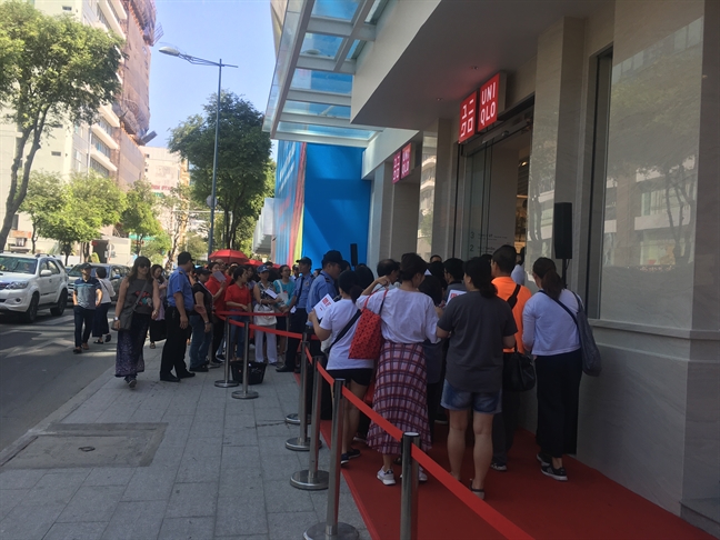 Để cả ngàn người Sài Gòn xếp hàng ngày khai trương, hãng thời trang Nhật làm điều bất ngờ De ca ngan nguoi Sai Gon xep hang ngay khai truong, hang thoi trang Nhat lam dieu bat ngo