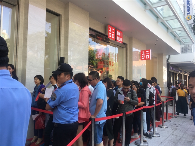 Để cả ngàn người Sài Gòn xếp hàng ngày khai trương, hãng thời trang Nhật làm điều bất ngờ De ca ngan nguoi Sai Gon xep hang ngay khai truong, hang thoi trang Nhat lam dieu bat ngo