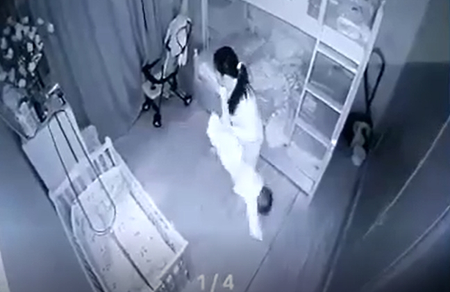 Bé gái 14 tháng tuổi bị người giúp việc cầm 2 chân dốc ngược xuống vì không chịu ngủ Be gai 14 thang tuoi bi nguoi giup viec cam 2 chan doc nguoc xuong vi khong chiu ngu