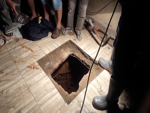 Lao xuống giếng sâu 30m cứu cháu, 2 người tử vong thương tâm Lao xuong gieng sau 30m cuu chau, 2 nguoi tu vong thuong tam