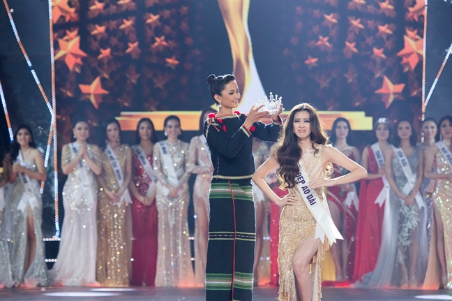 Nguyễn Trần Khánh Vân đăng quang 'Hoa hậu Hoàn vũ Việt Nam 2019' Nguyen Tran Khanh Van dang quang 'Hoa hau Hoan vu Viet Nam 2019'