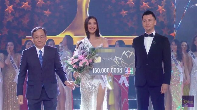 Nguyễn Trần Khánh Vân đăng quang 'Hoa hậu Hoàn vũ Việt Nam 2019' Nguyen Tran Khanh Van dang quang 'Hoa hau Hoan vu Viet Nam 2019'