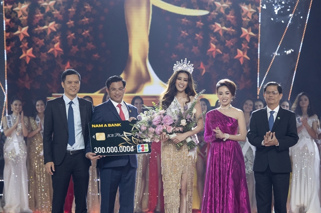 Nam A Bank trao thẻ JCB cho tân Hoa hậu Hoàn vũ Việt Nam 2019 Nam A Bank trao the JCB cho tan Hoa hau Hoan vu Viet Nam 2019