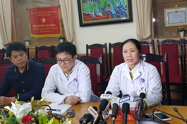 Cuộc họp báo chớp nhoáng của Bệnh viện Xanh Pôn về việc cắt đôi que xét nghiệm của bệnh nhân Cuoc hop bao chop nhoang cua Benh vien Xanh Pon ve viec cat doi que xet nghiem cua benh nhan