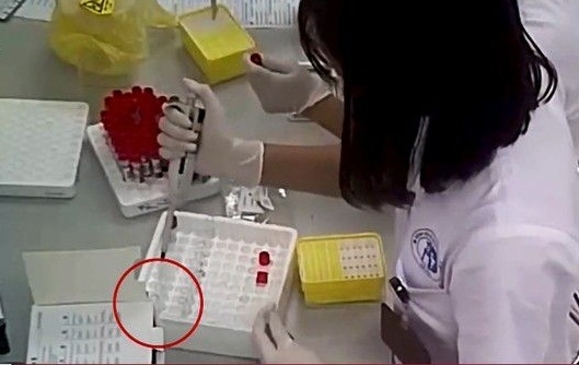Cuộc họp báo chớp nhoáng của Bệnh viện Xanh Pôn về việc cắt đôi que xét nghiệm của bệnh nhân Cuoc hop bao chop nhoang cua Benh vien Xanh Pon ve viec cat doi que xet nghiem cua benh nhan