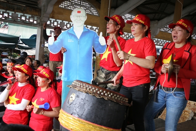 Người hâm mộ cả nước nhộn nhịp xuống đường cổ vũ tuyển Việt Nam Nguoi ham mo ca nuoc nhon nhip xuong duong co vu tuyen Viet Nam