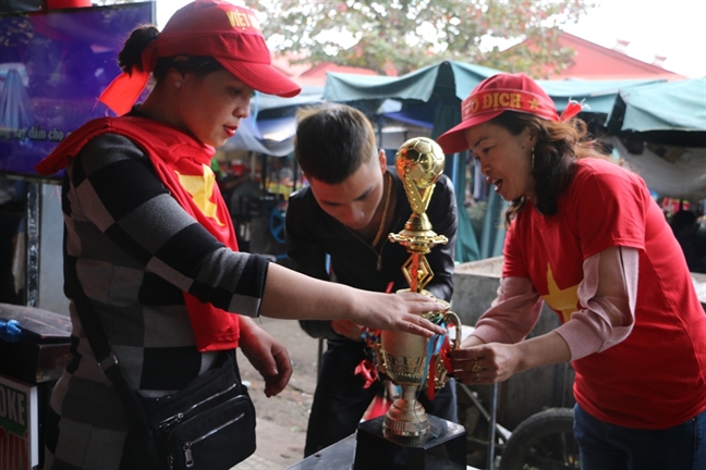 Người hâm mộ cả nước nhộn nhịp xuống đường cổ vũ tuyển Việt Nam Nguoi ham mo ca nuoc nhon nhip xuong duong co vu tuyen Viet Nam