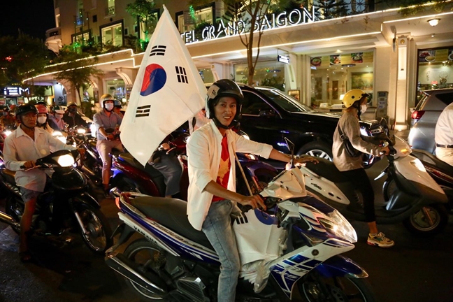 Người hâm mộ cả nước nhộn nhịp xuống đường cổ vũ tuyển Việt Nam Nguoi ham mo ca nuoc nhon nhip xuong duong co vu tuyen Viet Nam