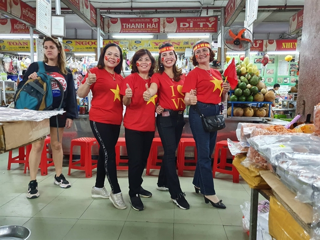Người hâm mộ cả nước nhộn nhịp xuống đường cổ vũ tuyển Việt Nam Nguoi ham mo ca nuoc nhon nhip xuong duong co vu tuyen Viet Nam
