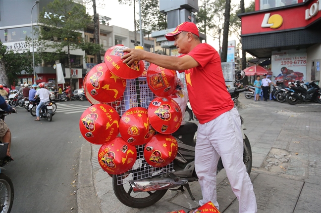 Người hâm mộ cả nước nhộn nhịp xuống đường cổ vũ tuyển Việt Nam Nguoi ham mo ca nuoc nhon nhip xuong duong co vu tuyen Viet Nam