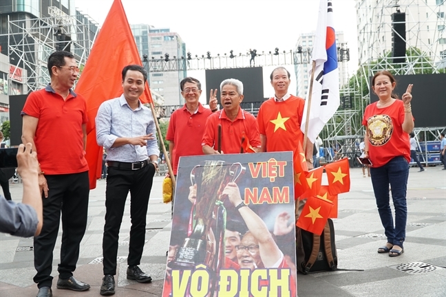 Người hâm mộ cả nước nhộn nhịp xuống đường cổ vũ tuyển Việt Nam Nguoi ham mo ca nuoc nhon nhip xuong duong co vu tuyen Viet Nam