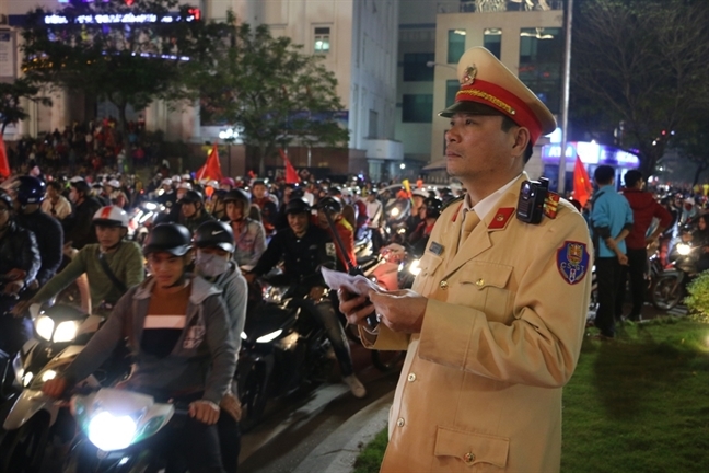 Bất chấp trời lạnh, nhiều người 'đi bão' sau khi Việt Nam vô địch SEA Games Bat chap troi lanh, nhieu nguoi 'di bao' sau khi Viet Nam vo dich SEA Games