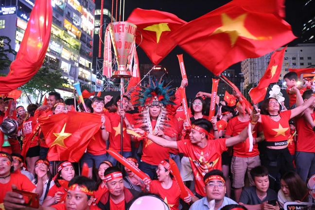 Bất chấp trời lạnh, nhiều người 'đi bão' sau khi Việt Nam vô địch SEA Games Bat chap troi lanh, nhieu nguoi 'di bao' sau khi Viet Nam vo dich SEA Games