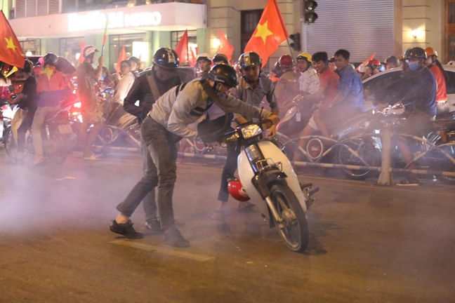 Bất chấp trời lạnh, nhiều người 'đi bão' sau khi Việt Nam vô địch SEA Games Bat chap troi lanh, nhieu nguoi 'di bao' sau khi Viet Nam vo dich SEA Games