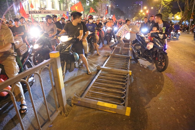 Bất chấp trời lạnh, nhiều người 'đi bão' sau khi Việt Nam vô địch SEA Games Bat chap troi lanh, nhieu nguoi 'di bao' sau khi Viet Nam vo dich SEA Games