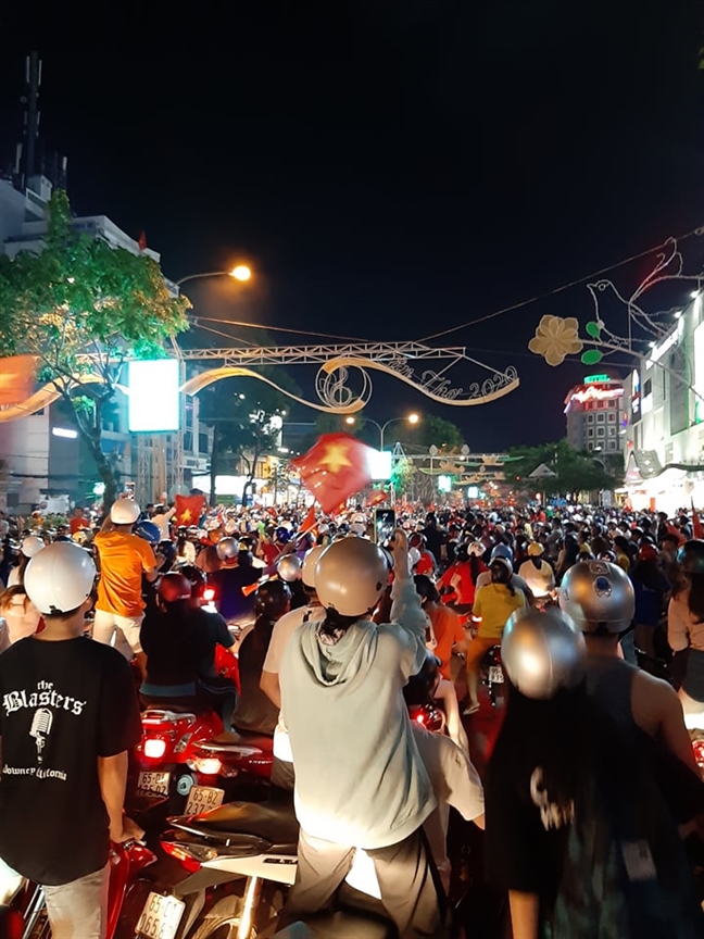 Bất chấp trời lạnh, nhiều người 'đi bão' sau khi Việt Nam vô địch SEA Games Bat chap troi lanh, nhieu nguoi 'di bao' sau khi Viet Nam vo dich SEA Games