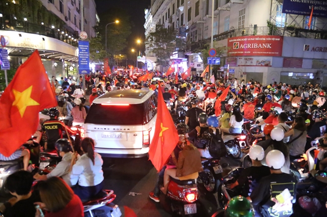 Bất chấp trời lạnh, nhiều người 'đi bão' sau khi Việt Nam vô địch SEA Games Bat chap troi lanh, nhieu nguoi 'di bao' sau khi Viet Nam vo dich SEA Games