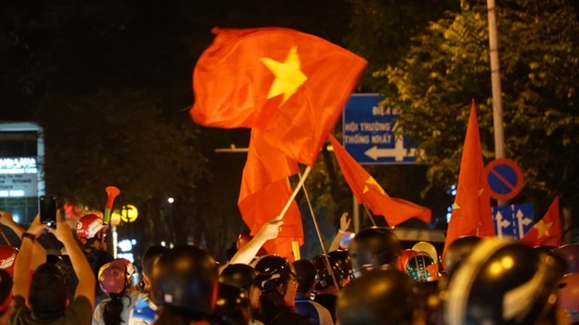 Bất chấp trời lạnh, nhiều người 'đi bão' sau khi Việt Nam vô địch SEA Games Bat chap troi lanh, nhieu nguoi 'di bao' sau khi Viet Nam vo dich SEA Games