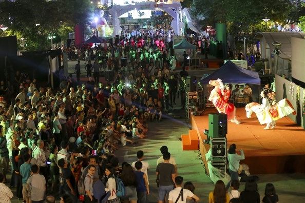 Đến lễ hội múa rối xem... chuột Mickey Den le hoi mua roi xem... chuot Mickey