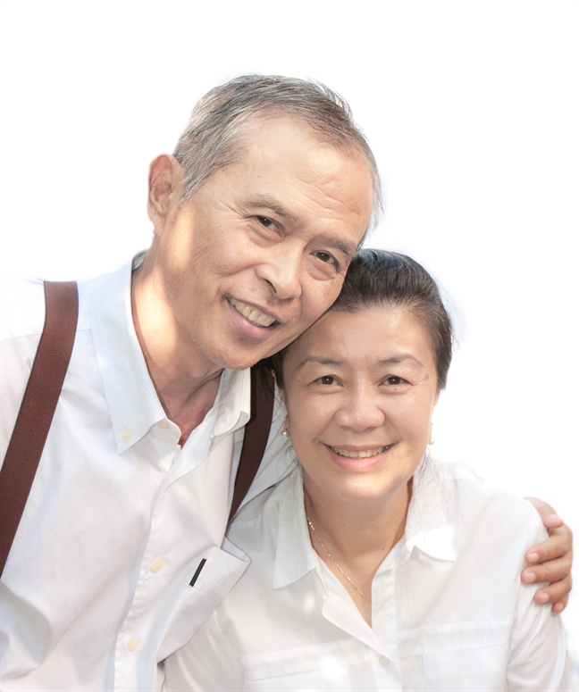 Ông bà nội trông cháu, tháng tháng nhận tiền lương từ con dâu Ong ba noi trong chau, thang thang nhan tien luong tu con dau
