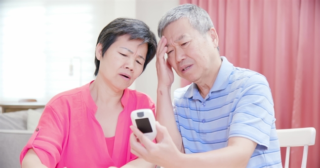 Ông bà nội trông cháu, tháng tháng nhận tiền lương từ con dâu Ong ba noi trong chau, thang thang nhan tien luong tu con dau