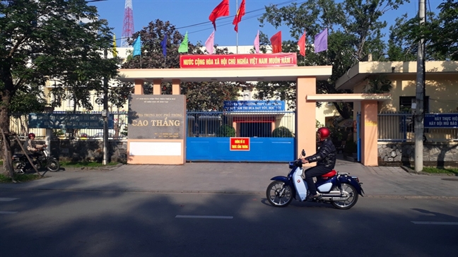 Điều tra vụ thầy giáo bóp má, nói năng khiếm nhã với nữ sinh Dieu tra vu thay giao bop ma, noi nang khiem nha voi nu sinh