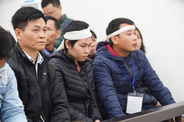Kẻ sát hại 4 người trong gia đình em trai bật khóc trước tòa Ke sat hai 4 nguoi trong gia dinh em trai bat khoc truoc toa