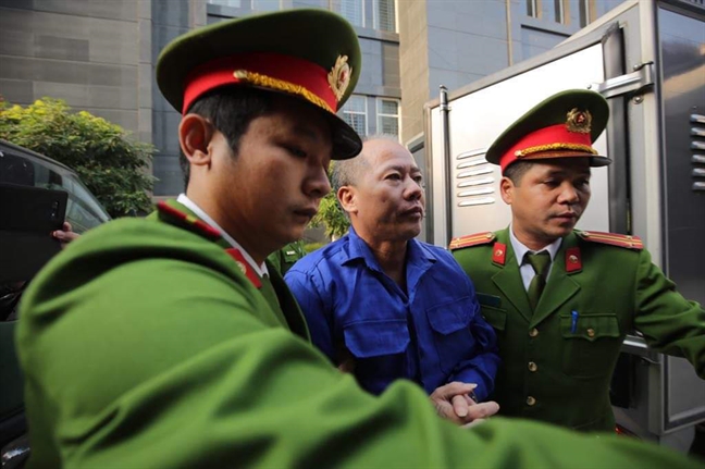 Kẻ sát hại 4 người trong gia đình em trai bật khóc trước tòa Ke sat hai 4 nguoi trong gia dinh em trai bat khoc truoc toa