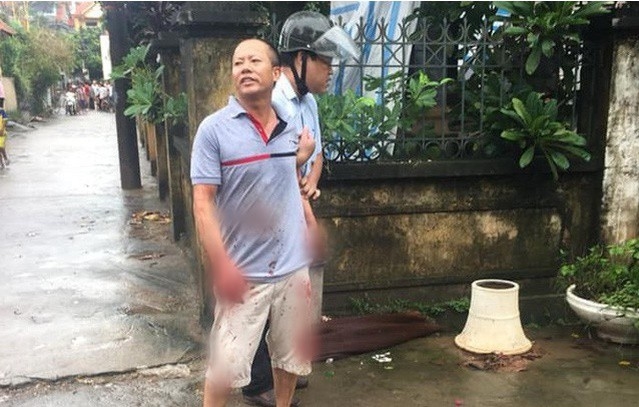 Kẻ sát hại 4 người trong gia đình em trai bật khóc trước tòa Ke sat hai 4 nguoi trong gia dinh em trai bat khoc truoc toa