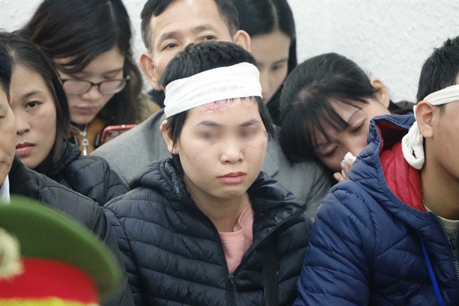 Kẻ sát hại 4 người trong gia đình em trai bật khóc trước tòa Ke sat hai 4 nguoi trong gia dinh em trai bat khoc truoc toa