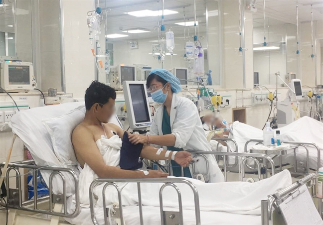 Nhiều thợ lặn trục vớt tàu chìm ở Cần Giờ bất tỉnh nghi do loại khí có mùi trứng thối Nhieu tho lan truc vot tau chim o Can Gio bat tinh nghi do loai khi co mui trung thoi