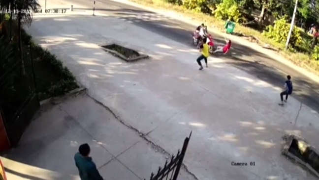 Phó công an xã bị trộm tông thẳng xe vào người khiến chân gãy nhiều đoạn Pho cong an xa bi trom tong thang xe vao nguoi khien chan gay nhieu doan