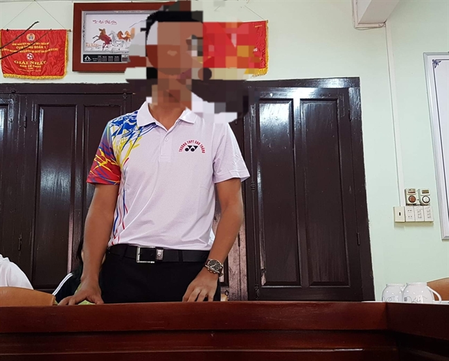 Thầy giáo bị tố bóp má, nói năng khiếm nhã với nữ sinh: 'Tôi chỉ nói thầy trẻ vậy tán các em được không' Thay giao bi to bop ma, noi nang khiem nha voi nu sinh: 'Toi chi noi thay tre vay tan cac em duoc khong'