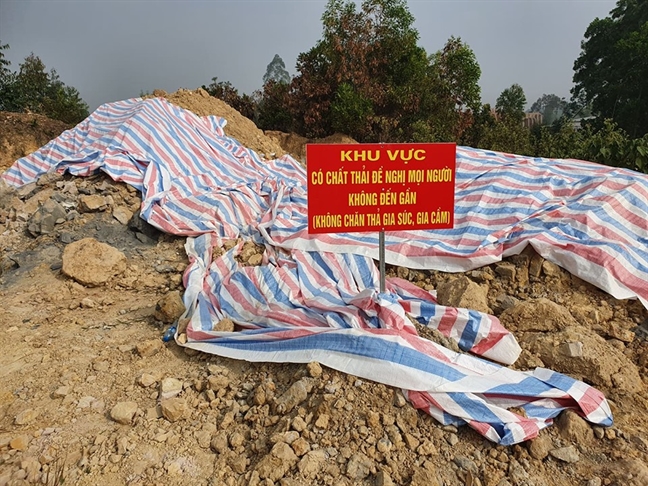 Kiểm tra khu nhà xưởng nghi chôn trộm chất thải ở Sóc Sơn Kiem tra khu nha xuong nghi chon trom chat thai o Soc Son